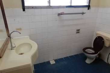 OUG/Happy Garden 2 Storey Terrace House For Sale