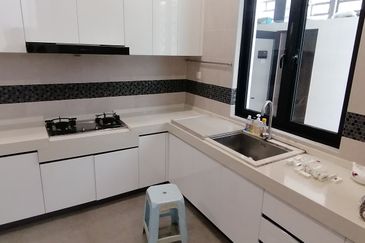 OUG/ Taman Yarl Corner Bungalow For Rent