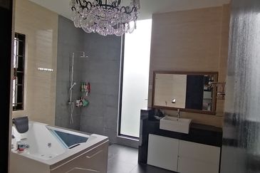 OUG/ Taman Yarl Corner Bungalow For Rent