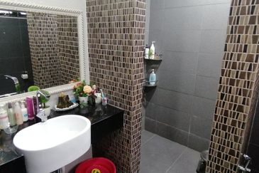 OUG/Taman Yarl Corner 3 Storey Bungalow For Sale