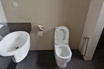 OUG/Taman Yarl Corner 3 Storey Bungalow For Sale