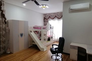 OUG/Taman Yarl Corner 3 Storey Bungalow For Sale