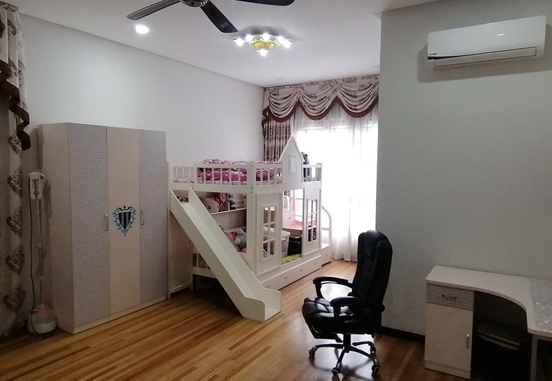 OUG/Taman Yarl Corner 3 Storey Bungalow For Sale