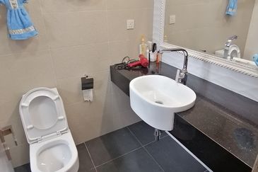 OUG/Taman Yarl Corner 3 Storey Bungalow For Sale