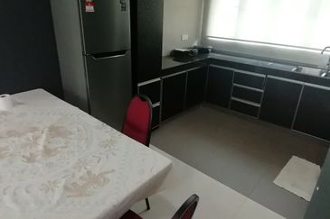 OUG/Taman Yarl Corner Bungalow For Rent