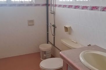 Oug 2 Storey Terrace Facing Empty Land for Rent