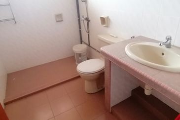 Oug 2 Storey Terrace Facing Empty Land for Rent