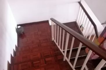 Oug 2 Storey Terrace Facing Empty Land for Rent