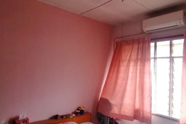 Oug 2 Storey Terrace Facing Empty Land for Rent