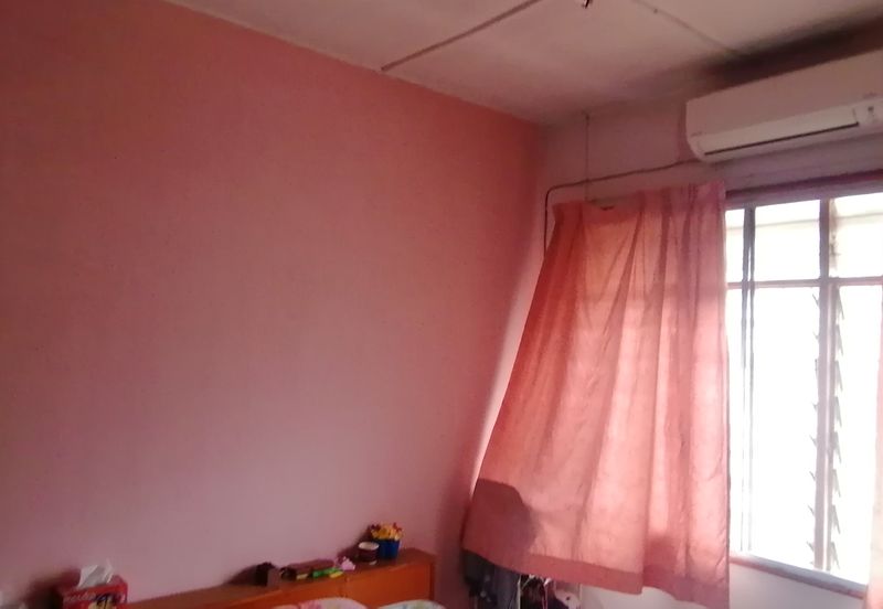 Oug 2 Storey Terrace Facing Empty Land for Rent