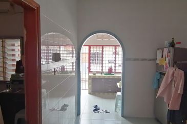 Oug 2 Storey Terrace Facing Empty Land for Rent