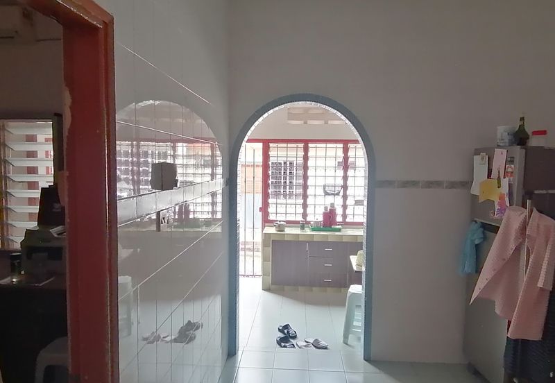 Oug 2 Storey Terrace Facing Empty Land for Rent