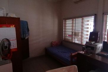 Oug 2 Storey Terrace Facing Empty Land for Rent