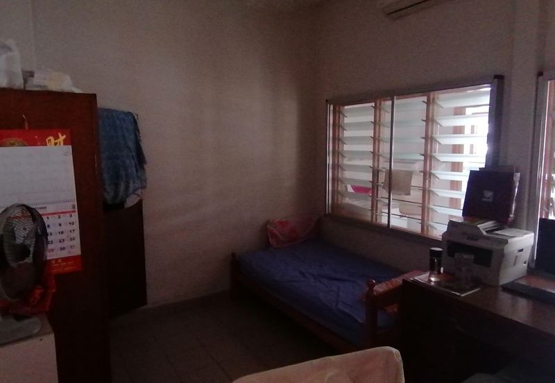 Oug 2 Storey Terrace Facing Empty Land for Rent