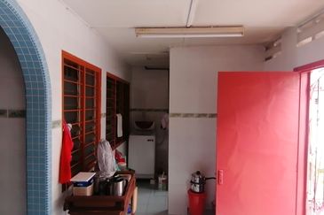 Oug 2 Storey Terrace Facing Empty Land for Rent