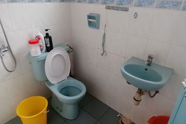 Oug 2 Storey Terrace Facing Empty Land for Rent