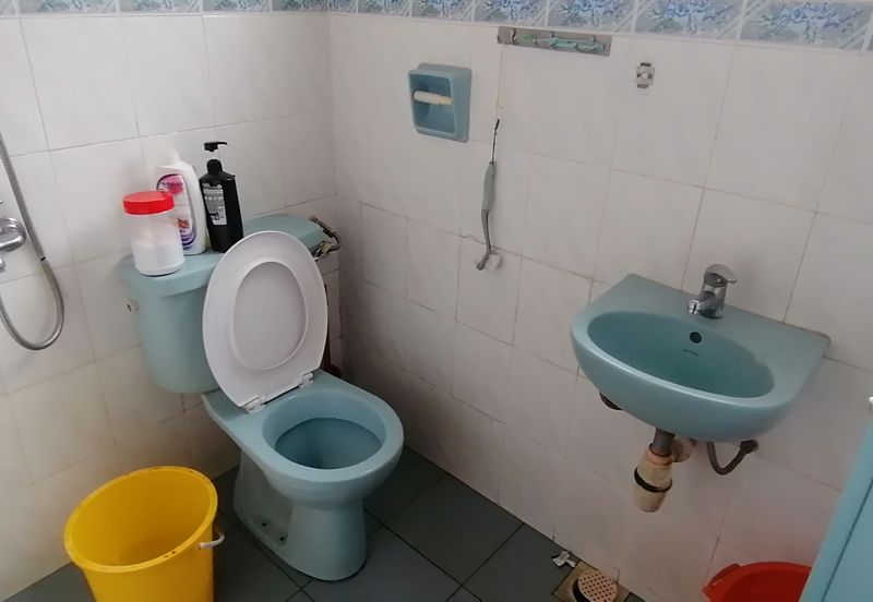 Oug 2 Storey Terrace Facing Empty Land for Rent