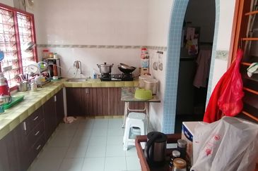 Oug 2 Storey Terrace Facing Empty Land for Rent