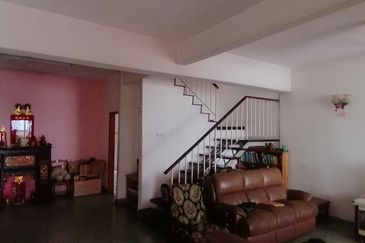 Oug 2 Storey Terrace Facing Empty Land for Rent