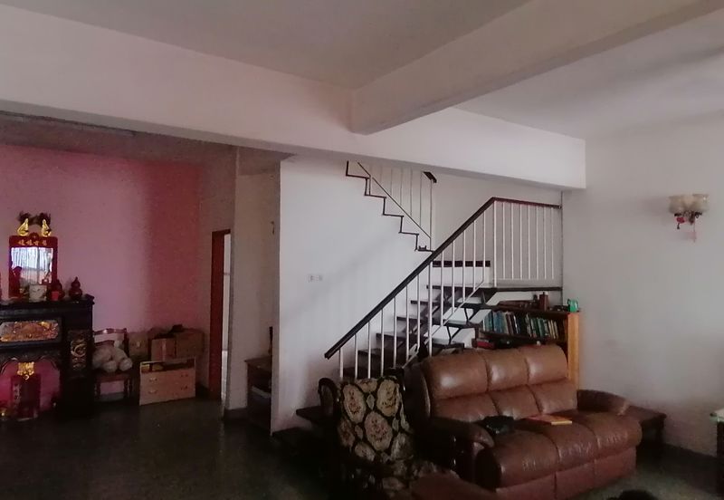 Oug 2 Storey Terrace Facing Empty Land for Rent