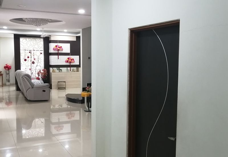 OUG/Puncak Jalil Gated 3 Storey Corner Semi D