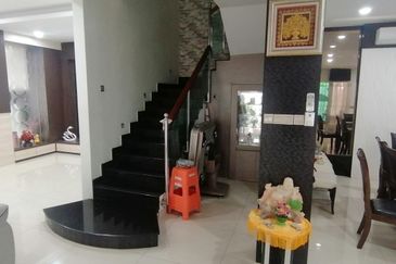 OUG/Puncak Jalil Gated 3 Storey Corner Semi D