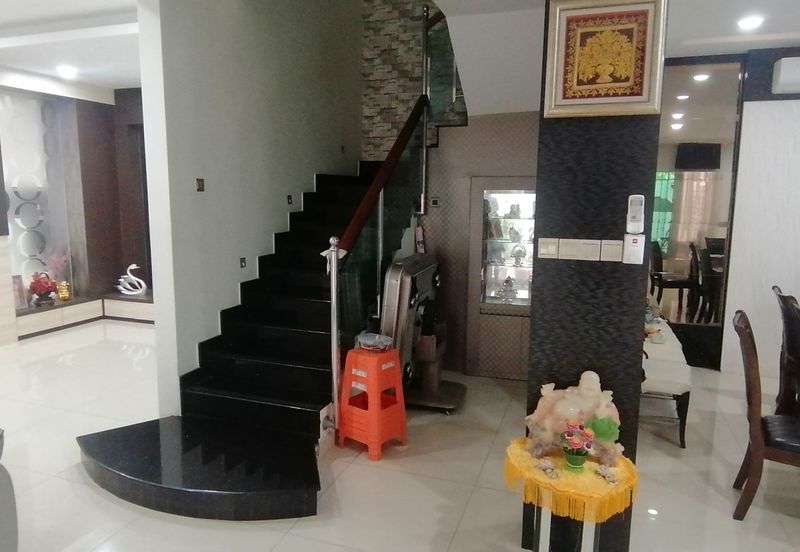 OUG/Puncak Jalil Gated 3 Storey Corner Semi D