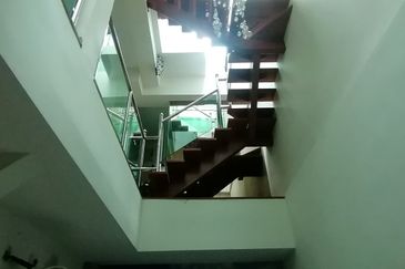 OUG/Puncak Jalil Gated 3 Storey Corner Semi D