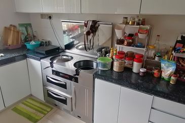 OUG/Puncak Jalil Gated 3 Storey Corner Semi D