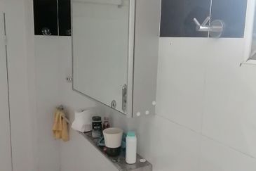 OUG/Happy Garden 1 Storey Semi D For Sale