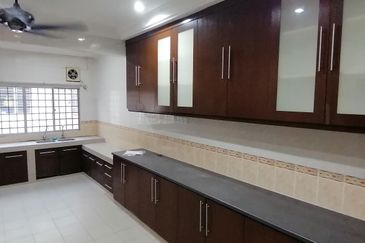OUG Renovated 2 Storey Terrace For Rent
