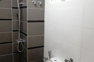 OUG/Happy Garden 4.5 Storey Gated Guarded House