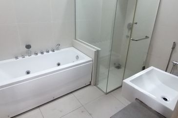 OUG/Happy Garden 4.5 Storey Gated Guarded House