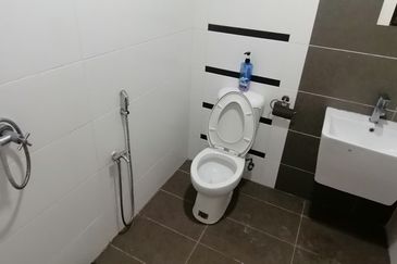 OUG/Happy Garden 4.5 Storey Gated Guarded House