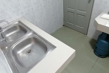 OUG/Happy Garden Corner 2 Storey Renovated Semi D