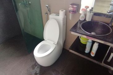 OUG/Taman Yarl 3 Storey Renovated Semi D For Sale