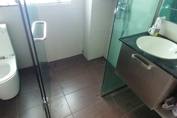 OUG/Taman Yarl 3 Storey Renovated Semi D For Sale