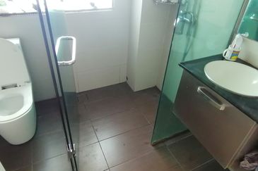 OUG/Taman Yarl 3 Storey Renovated Semi D For Sale