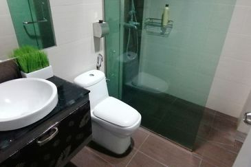 OUG/Taman Yarl 3 Storey Renovated Semi D For Sale