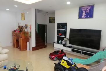 OUG/Taman Yarl 3 Storey Renovated Semi D For Sale