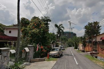 OUG/Taman United 1 Storey Bungalow With Big Land