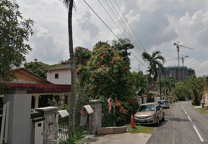 OUG/Taman United 1 Storey Bungalow With Big Land