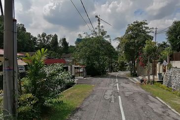 OUG/Taman United 1 Storey Bungalow With Big Land