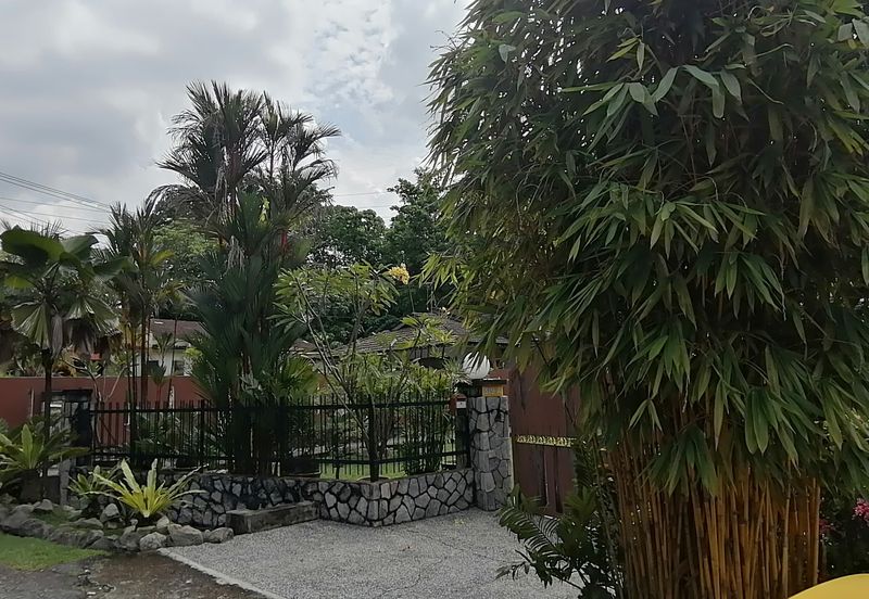 OUG/Taman United 1 Storey Bungalow With Big Land