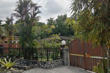 OUG/Taman United 1 Storey Bungalow With Big Land