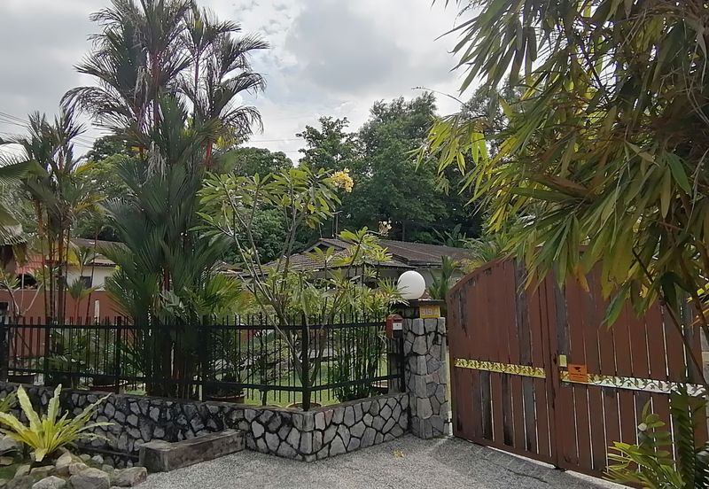 OUG/Taman United 1 Storey Bungalow With Big Land
