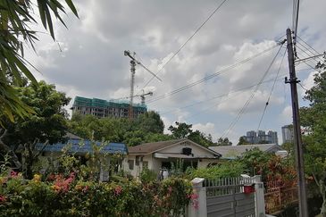 OUG/Taman United 1 Storey Bungalow With Big Land