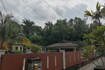 OUG/Taman United 1 Storey Bungalow With Big Land