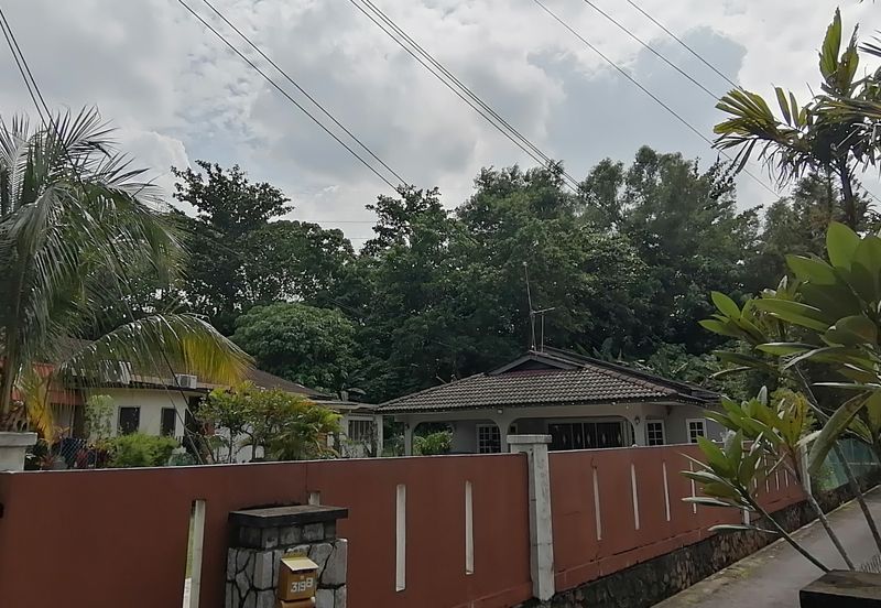 OUG/Taman United 1 Storey Bungalow With Big Land