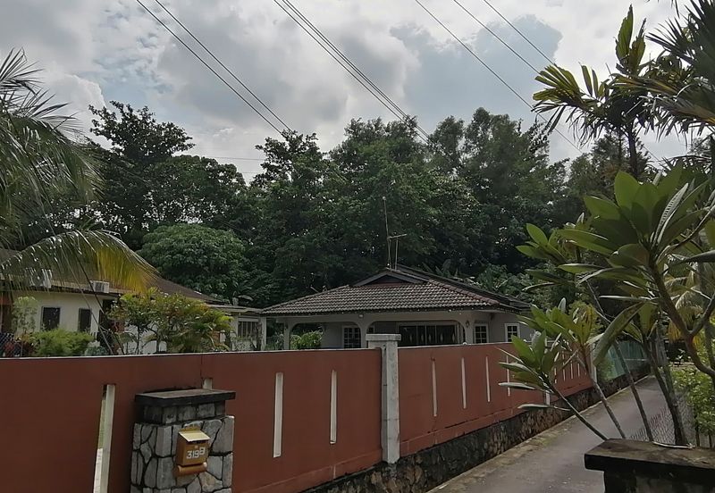 OUG/Taman United 1 Storey Bungalow With Big Land
